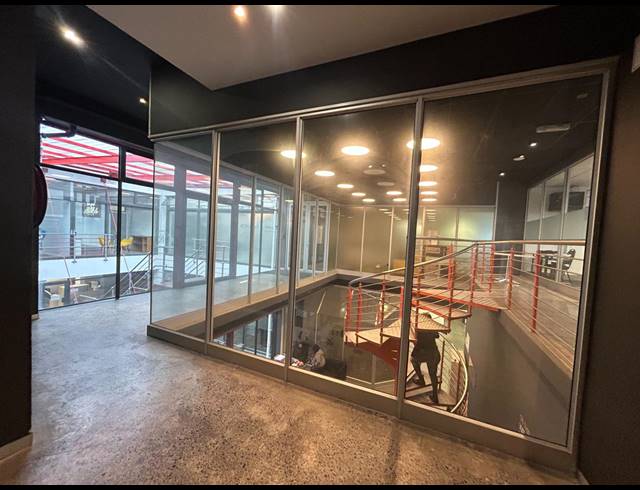 124M² BUILDING TO LET IN WOODSTOCK